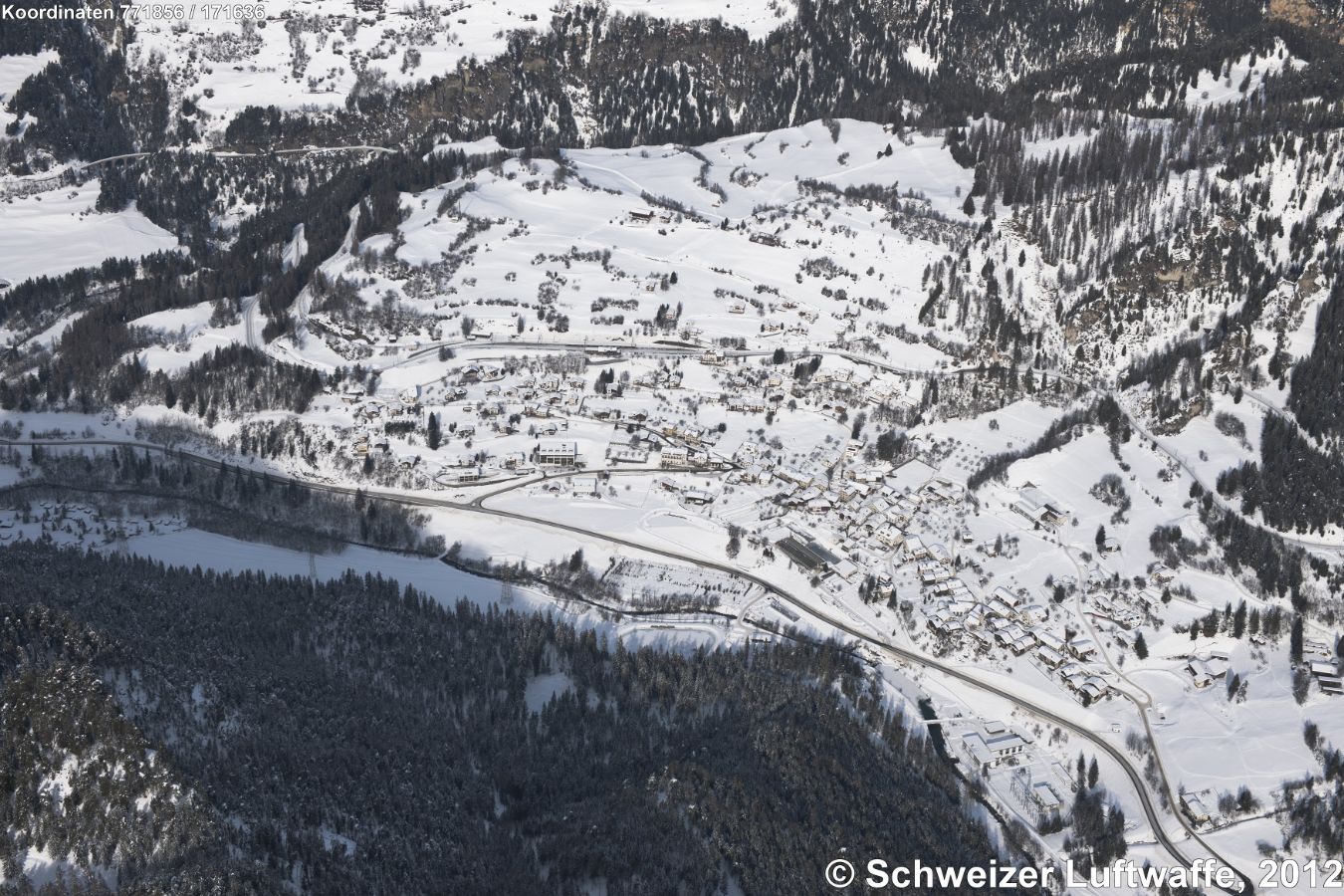 Filisur (Position: 2'771'849.41, 1'171'706.93), Blick nach Norden. - Obere Bildecke links: Landwasserviadukt. Fluss im Vordergund: Albula / Alvra.